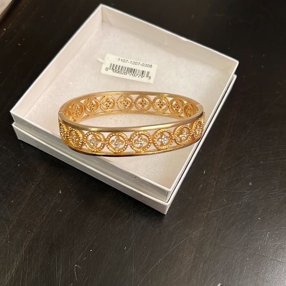 NWT Gold tone clasp bracelet with Swarovski crystals. - Picture 3 of 9